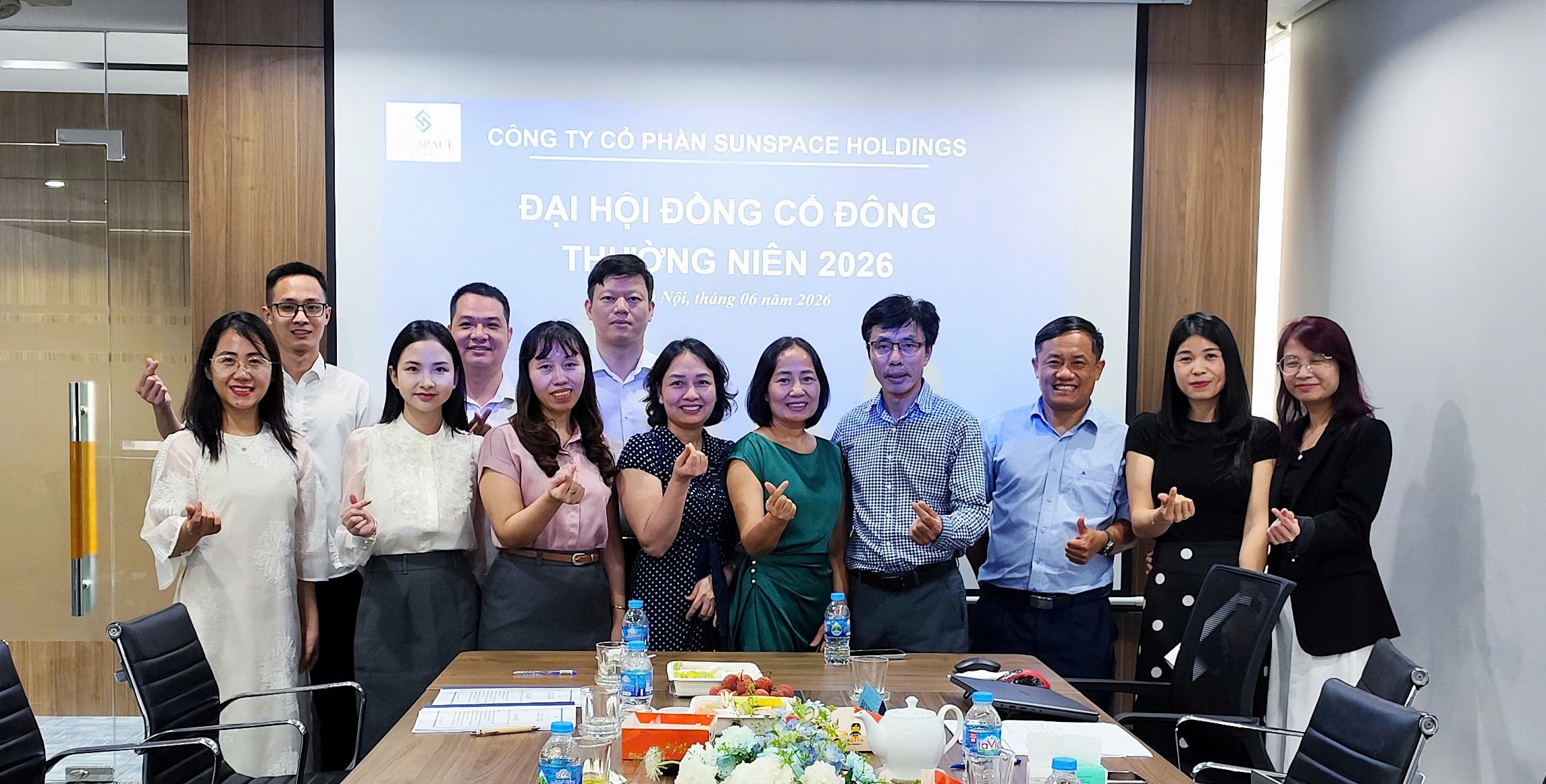 Đại hội đồng cổ đông thường niên 2026 Sunspace Holdings - cổ đông và ban lãnh đạo chụp ảnh lưu niệm