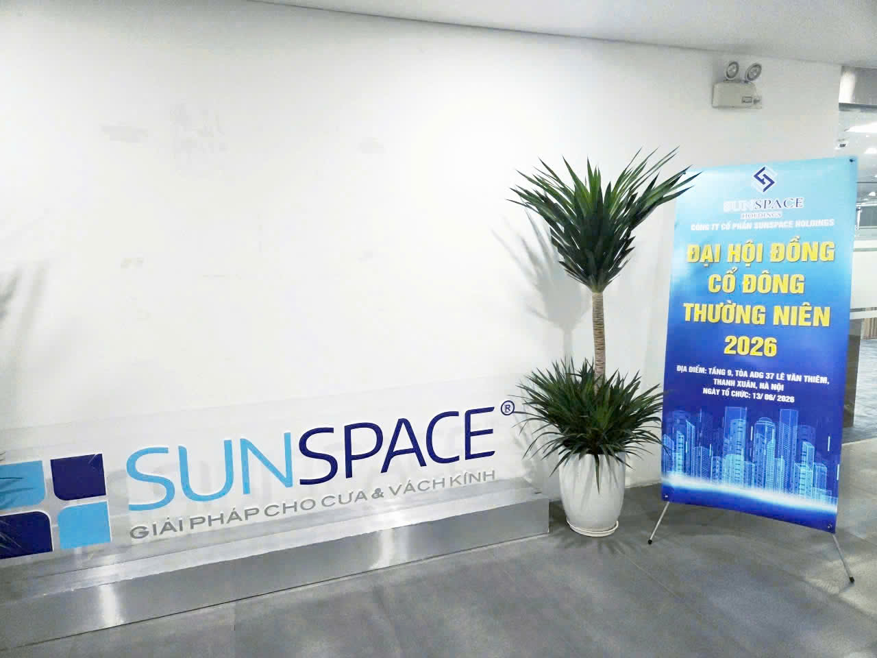 Standee Đại hội đồng cổ đông thường niên 2026 Sunspace Holdings tại Hà Nội