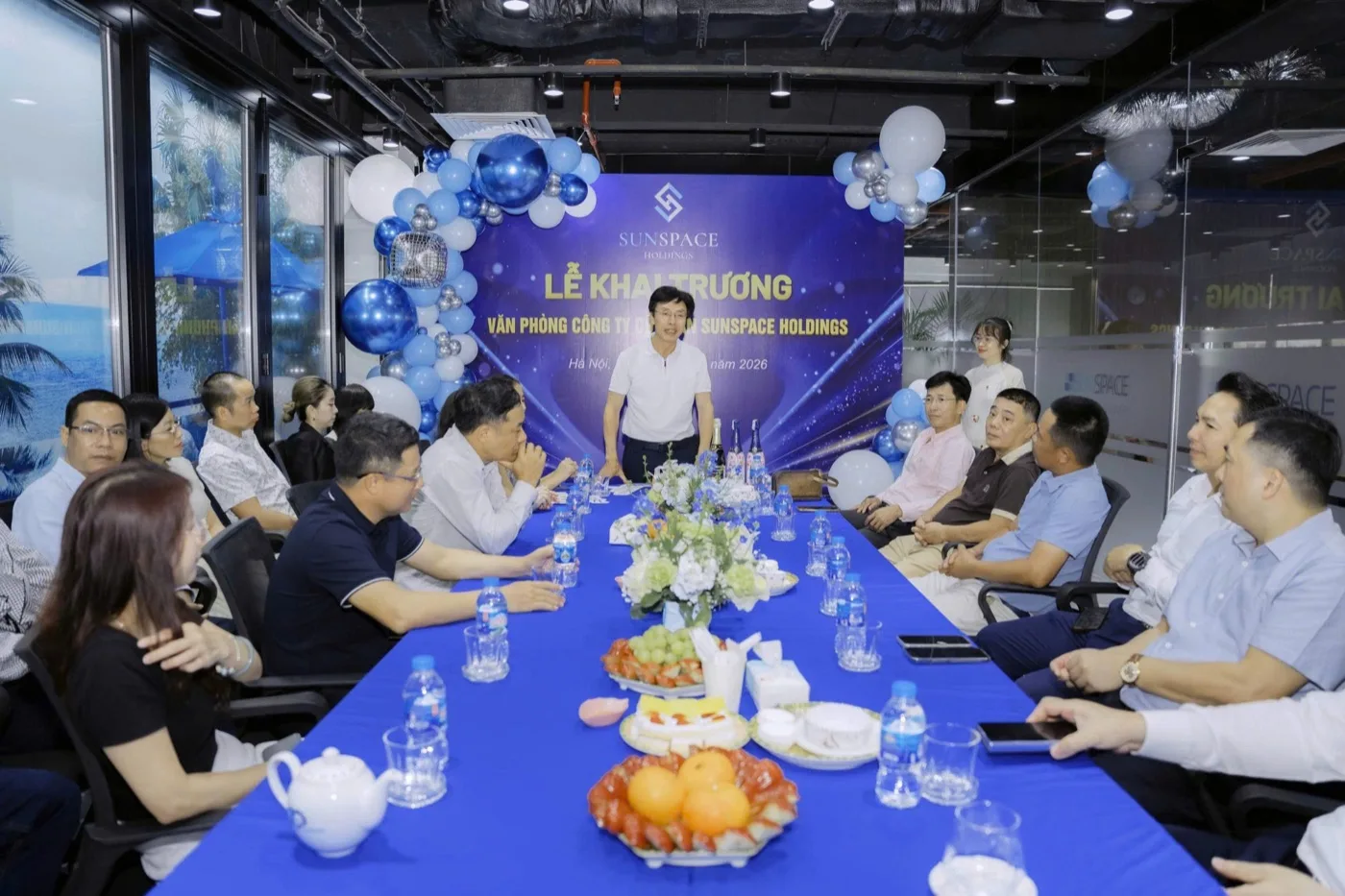Ban lãnh đạo cùng đối tác tham quan không gian làm việc mới